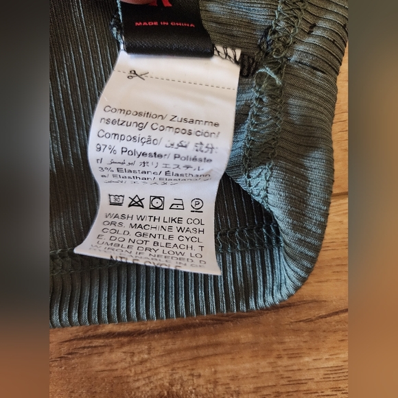 Romwe Grunge Punk Women's S US 4 Crop Top Skulls Roses Colorblock Raglan Sleeves - Picture 5 of 6